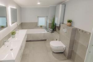 Łazienka w obiekcie WOLSKA APARTMENT 80m2 - 7 people, 3 rooms