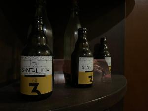 drei Flaschen Bier auf einem Tisch in der Unterkunft La Preta Nera in Giuliano di Roma