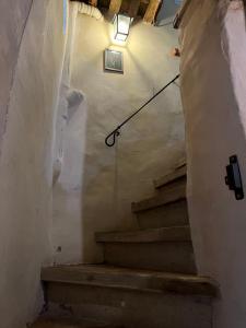 eine Treppe in einem Gebäude mit einem Licht darauf in der Unterkunft La Preta Nera in Giuliano di Roma