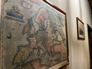 ein Bild einer Landkarte an einer Wand in der Unterkunft La Preta Nera in Giuliano di Roma