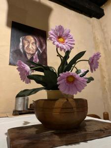 eine Vase mit lila Blumen auf einem Tisch in der Unterkunft La Preta Nera in Giuliano di Roma