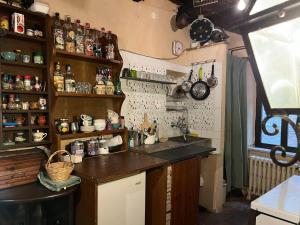 a kitchen with a counter and a counter top at La Preta Nera in Giuliano di Roma