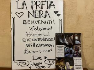 ein Schild an einer Wand mit einer Aufschrift in der Unterkunft La Preta Nera in Giuliano di Roma + 83 Fotos