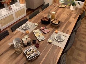 uma mesa de madeira com comida em cima em Autour Des Vignes em Herry