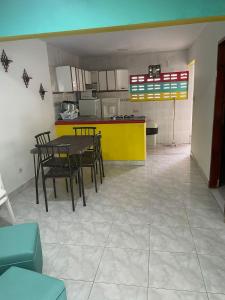 cocina y comedor con mesa y sillas en Apartamentos Katy, en San Andrés