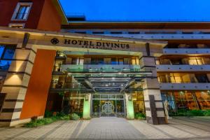 un parc d'hyde doubllin de l'hôtel la nuit dans l'établissement Hotel Divinus, à Debrecen