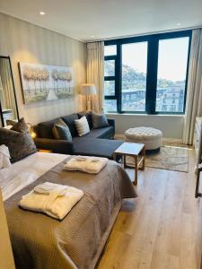 una sala de estar con dos camas y un sofá en Urban Elephant 16 On Bree, en Ciudad del Cabo 37 fotos más