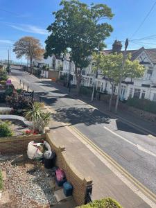 uma vista para uma rua com casas e um passeio em Herbies Stay em Southend-on-Sea