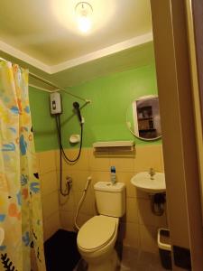 ein kleines Bad mit WC und Waschbecken in der Unterkunft UNO'S Place with Karaoke,Wifi,Netflix and Balcony in Anabu Primero