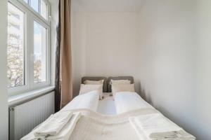 a bed sitting in a room next to a window at City Chic #18 in Vienna +16 photos