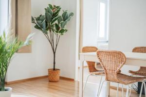 a room with a table and chairs and a plant at City Chic #18 in Vienna