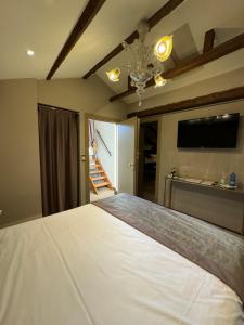 A bed or beds in a room at Cà Dell'Arte Palace