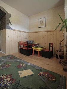 een woonkamer met een tafel en een tapijt bij Pod Strzechą in Białka Tatrzanska