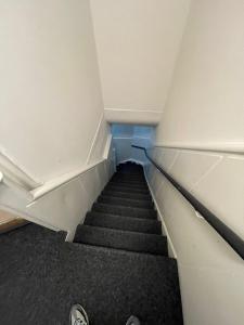 una escalera en una habitación con una pared azul y escaleras en Room With Two Beds in Centrum, en Heerlen