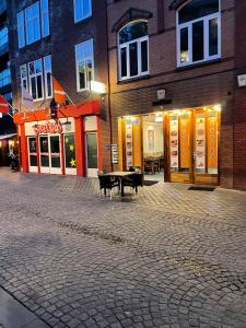 una calle con mesa y sillas frente a un edificio en Room With Two Beds in Centrum, en Heerlen