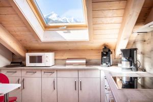 - une cuisine avec une fenêtre dans une petite maison dans l'établissement Partnachauen, à Garmisch-Partenkirchen