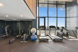 un gimnasio con cintas de correr y equipos de ejercicio en un edificio en Skyscape Spectacle 3Bedrooms Panorama Views, en Brisbane