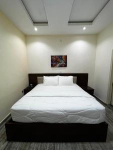 Fragrance Apartments and Suites客房内的一张或多张床位