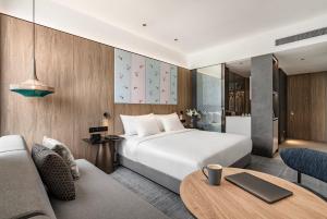 una camera d'albergo con letto e tavolo di Crowne Plaza Penang Straits City, an IHG Hotel a Perai