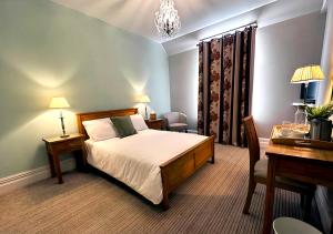 - une chambre avec un lit et un bureau dans l'établissement Station Lounge & Rooms, à Clitheroe
