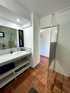 ein Badezimmer mit Waschbecken und Dusche in der Unterkunft Chez Valérie et Pascal in La Trinité
