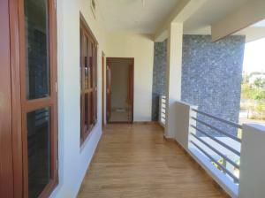 un pasillo de una casa con suelo de madera en Misty Coorg Homestay, en Kushālnagar