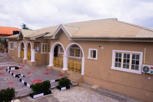 dom z metalowym dachem w obiekcie Xproject Homes w mieście Ibadan