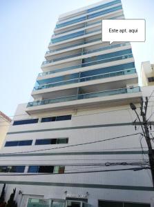a tall building with the words exit app audit at Apt Matheus Almeida - Anfitriões Gildo e Renata Localização privilegiada, conforto e seu amplo espaço são os seus diferenciais in Guarapari