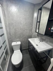 uma casa de banho com um WC branco e um lavatório. em Beautiful apartment in the center em Barcelona