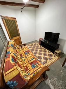 uma cama grande num quarto com um piano em Beautiful apartment in the center em Barcelona