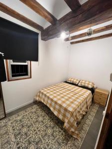 um pequeno quarto com uma cama e uma janela em Beautiful apartment in the center em Barcelona