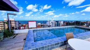 La alberca dentro o cerca de Uno Flats - By EasyHost