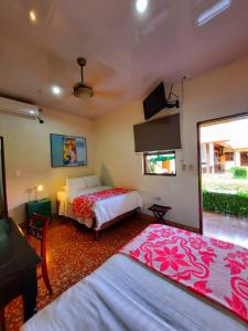 ein Hotelzimmer mit 2 Betten und einem Fenster in der Unterkunft Hotel La Posada del Doctor in León