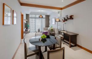 una sala da pranzo e un soggiorno con tavolo e sedie. di Fraser Place Robertson Walk Singapore a Singapore