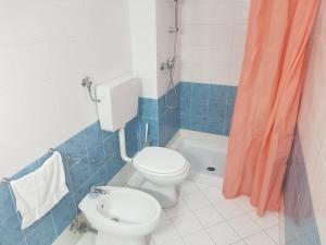 ガリポリにあるAppartamenti Boito Lido San Giovanniのバスルーム(トイレ、洗面台、シャワー付)