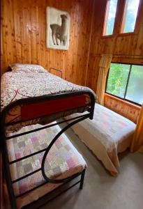 1 dormitorio con 2 literas en una cabaña en Cascadas del Llaima, en Refugio Llaima