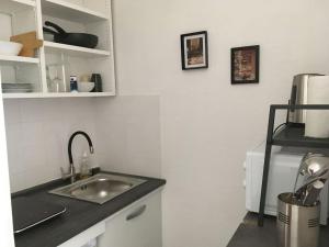 a kitchen with a sink and a counter top at Studio calme au centre de Bordeaux in Bordeaux