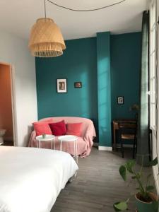 ein Schlafzimmer mit einem Bett und einer Couch in einem Zimmer in der Unterkunft Studio calme au centre de Bordeaux in Bordeaux