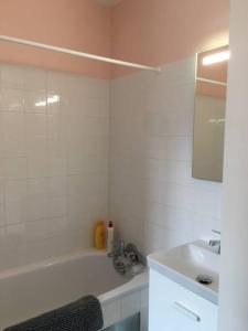 ein Badezimmer mit Badewanne und Waschbecken in der Unterkunft Studio calme au centre de Bordeaux in Bordeaux