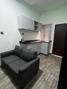 Fragrance Apartments and Suites的厨房或小厨房