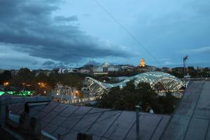 una vista de una ciudad de noche en Aivani 8, en Tiflis