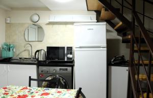 Una cocina con un frigorífico blanco y un lavavajillas. en Aivani 8, en Tiflis 10 fotos más