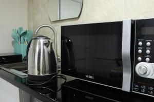 - Hervidor de té sobre un microondas en Aivani 8, en Tiflis