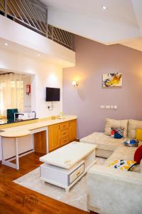 TV a/nebo společenská místnost v ubytování Sturdy Stays KAHAWA WEST