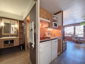 Kuchyňa alebo kuchynka v ubytovaní Studio Confortable 27m² - Centre Val d'Isère avec Balcon Sud, 2/3 Pers., Cuisine Équipée - FR-1-518-145