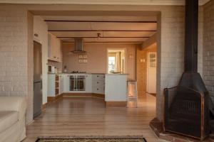 Kuchyň nebo kuchyňský kout v ubytování Daneswold Country Cottage and Manor House + 82 fotografií