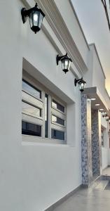 um edifício branco com luzes na lateral em Hotel La Guajira - Centro Historico em Ríohacha