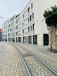 eine leere Straße vor einem großen Gebäude in der Unterkunft Design Apartment am Dom in Erfurt