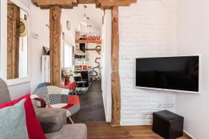 sala de estar con TV en una pared de ladrillo blanco en Charming La Latina Home, en Madrid