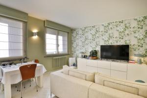 A television and/or entertainment centre at Comosole